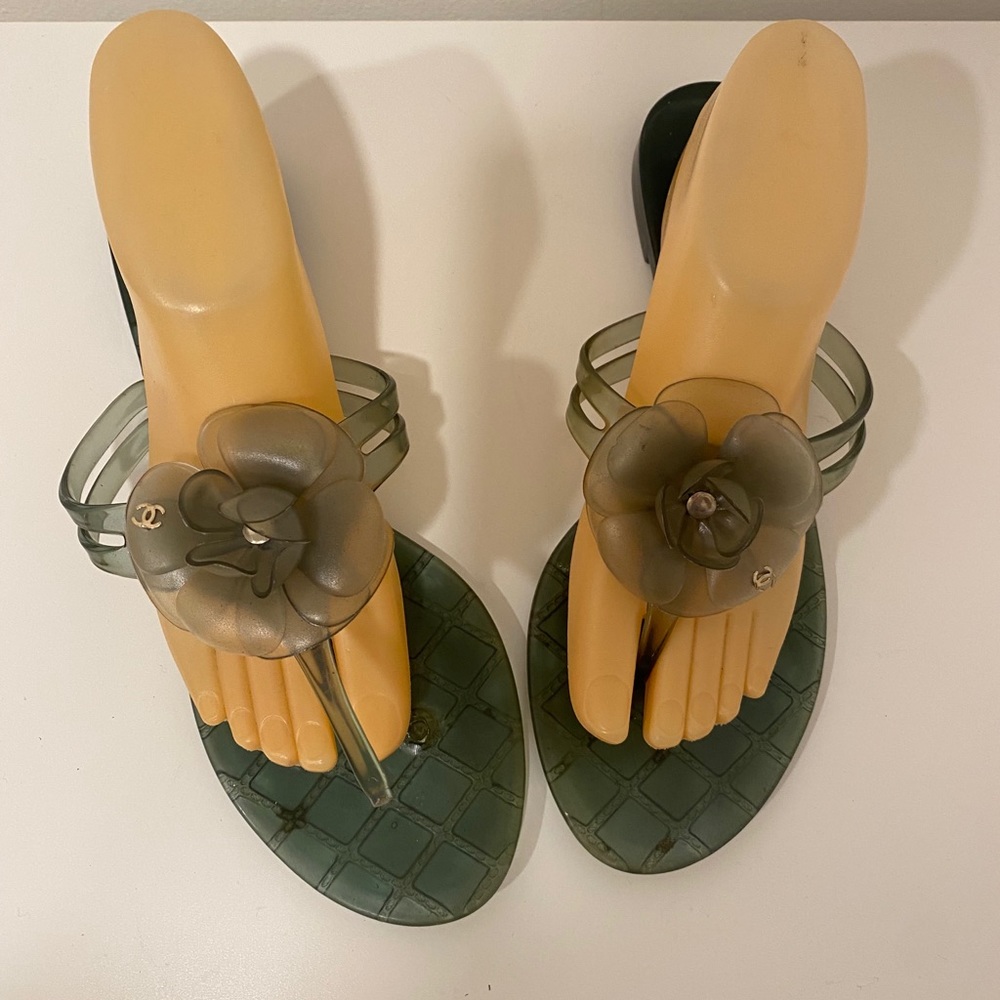 Chanel jelly sandals sz 41 ( damaged)